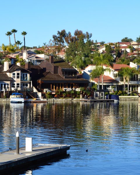 Homes and docks along Lake Mission Viejo